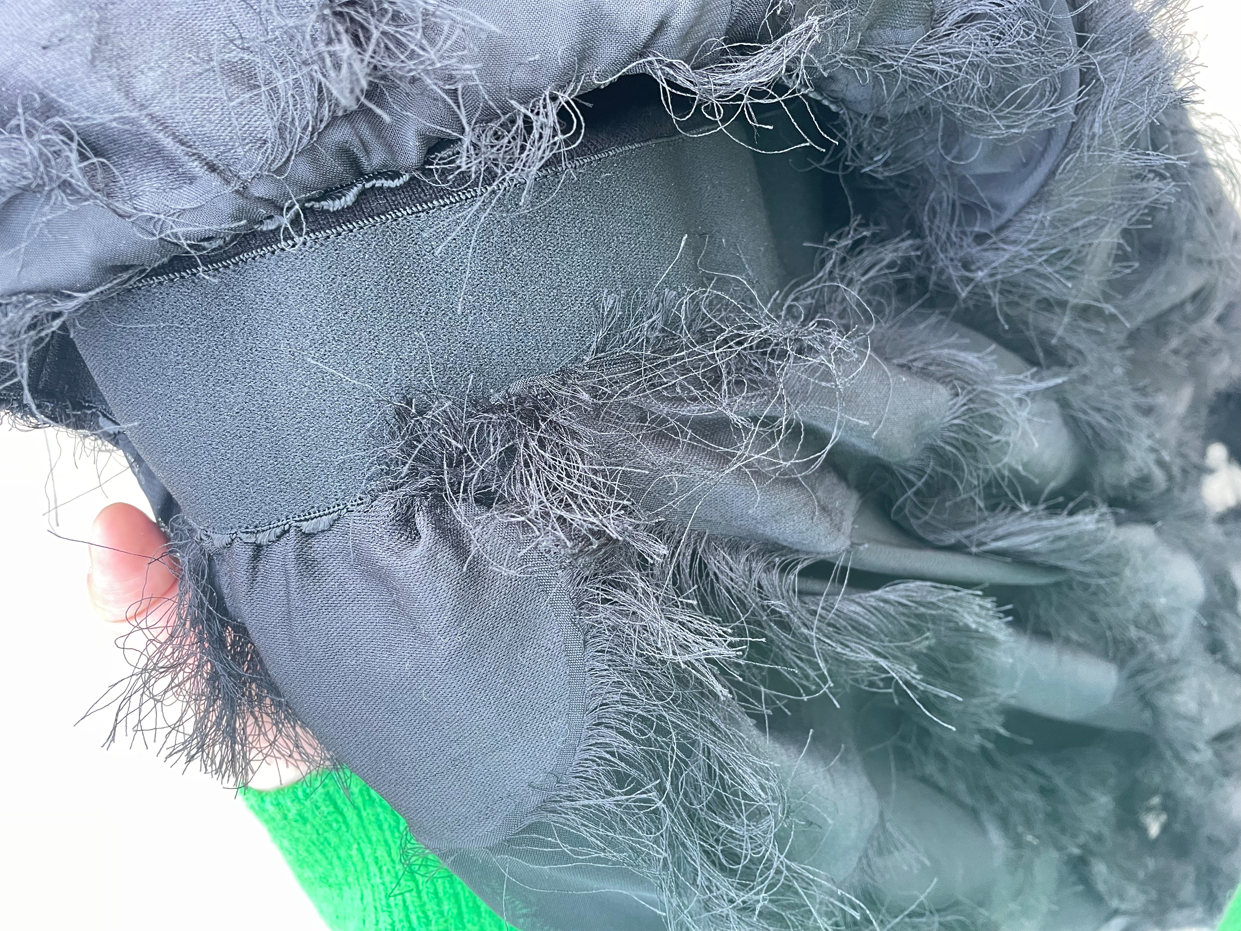 学生熟练帮老师缝补裙子,女孩帮老师洗衣服