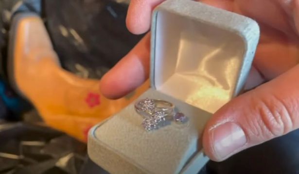 6万元买的房藏着金子，还有蒂凡尼珠宝香奈儿衣服，价值几百万元