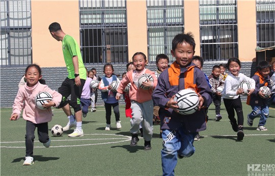 会泽县第二幼儿园：“少年足球”嗨起来
