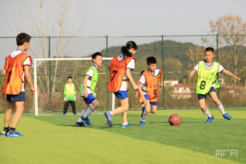 「行走赣鄱乡村」田野间绿茵场圆乡村少年足球梦