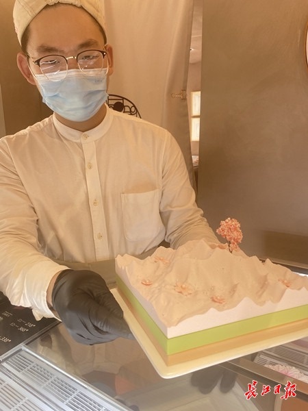 大江大湖融入零食、珞珈山做成蛋糕……樱花季“武汉限定”来了