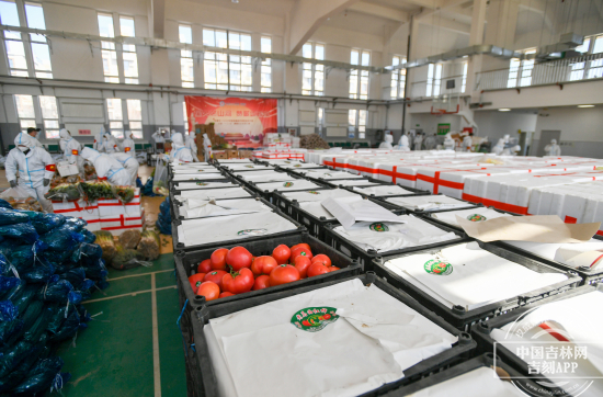 特别现场丨配送中心24小时运转！记者直击：“蔬菜包”如何送进小区大门里？