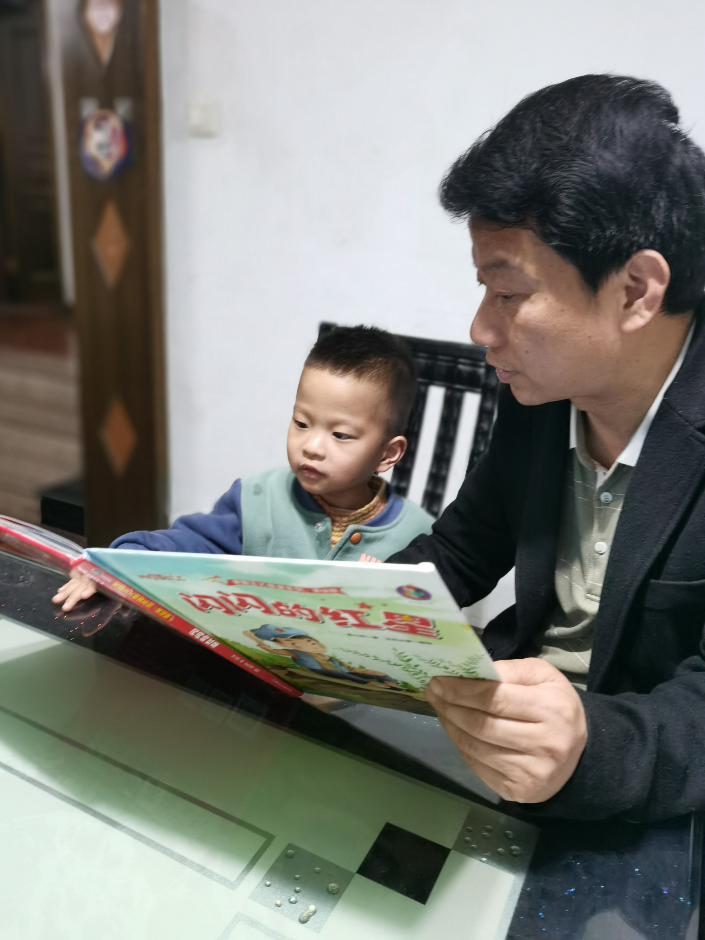 缅怀革命先烈传承红色基因——九江市湖滨幼儿园开展“清明祭英烈”系列活动