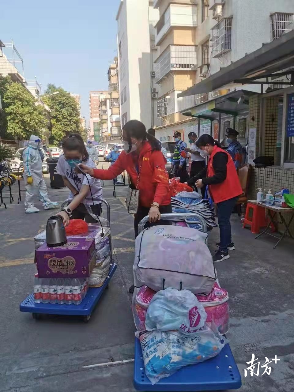 食品饮料送到了家门口，番禺市桥为疫情防控区群众筑起温暖防线