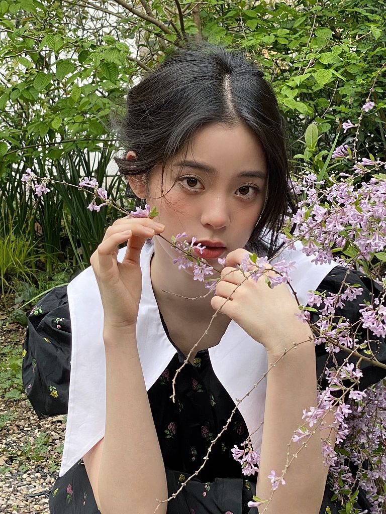 欧阳娜娜头像ins高级质感,欧阳娜娜穿碎花吊带晒阳光自拍