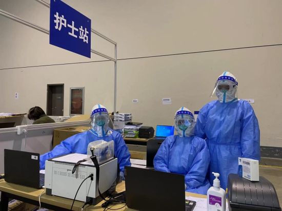 定点医院医生妙手为老年阳性感染者取出卡嵌食管假牙上海加速方舱建设