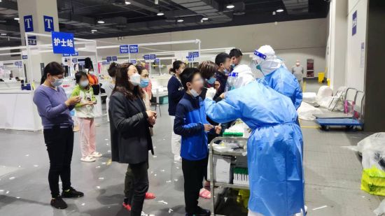 定点医院医生妙手为老年阳性感染者取出卡嵌食管假牙上海加速方舱建设