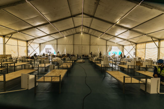 定点医院医生妙手为老年阳性感染者取出卡嵌食管假牙上海加速方舱建设