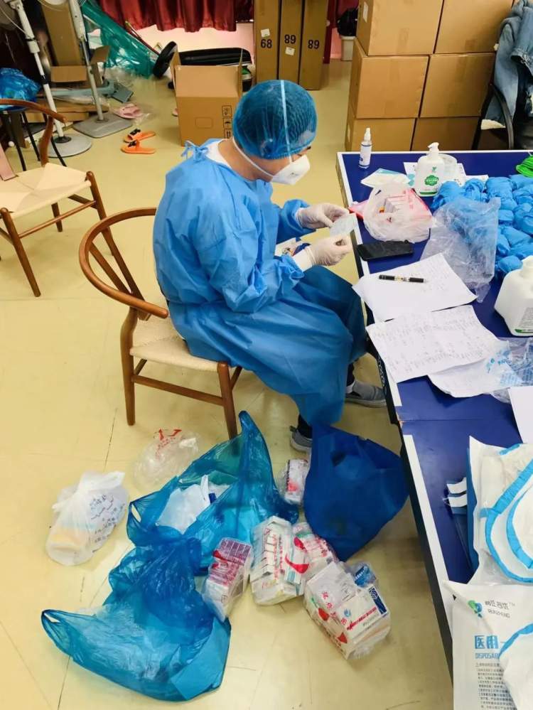 长风新村街道丨“警”锐出动！长风这位“大白”闪着金色微光