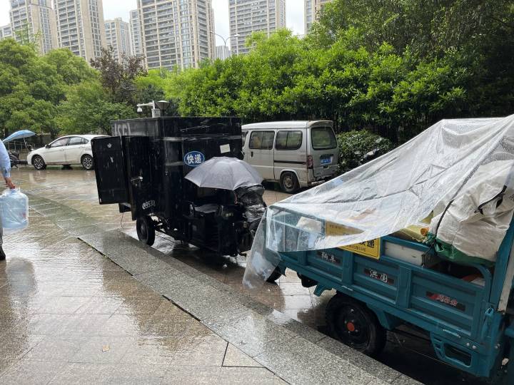 慢下来的快递｜结束隔离重返岗位，小哥裹着一身消毒水味穿街过巷