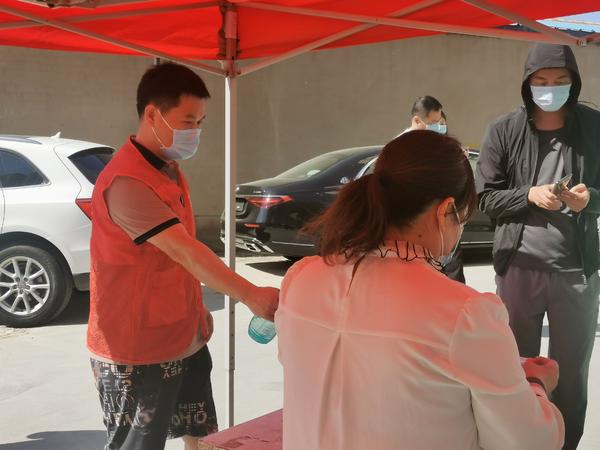 就地转岗！穿上红马甲的他们快速适应了“新”工作