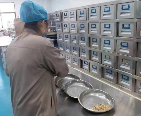 160台煎药机每天19小时开机雷允上中药饮片厂全力生产中药防疫汤药