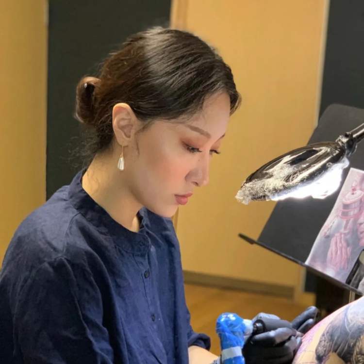 没考上大学当了纹身师,清华纹身师