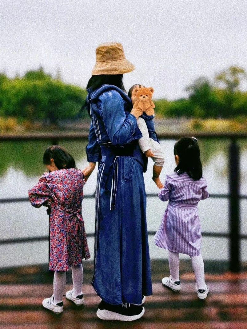 谢娜藏得深，穿运动内衣紧身裤罕秀身材，高龄产妇生完二胎比一胎状态还好