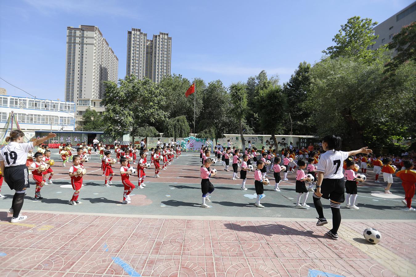 二小第六届文化节足球开幕式舞蹈,临汾市二幼足球嘉年华