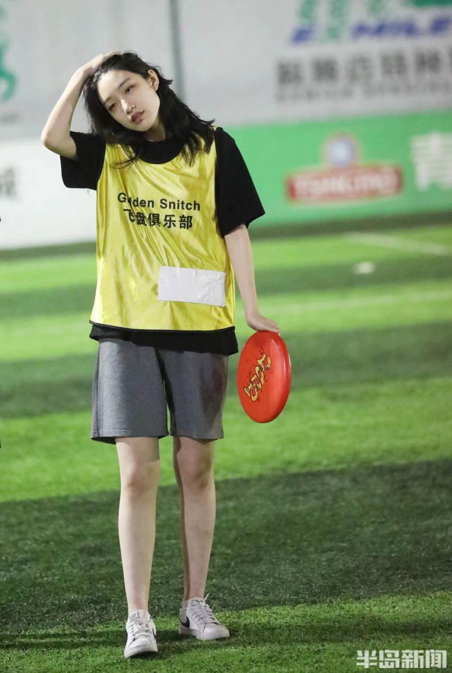 飞进绿茵场！小小飞盘，有啥魔力？半岛全媒体记者体验并揭秘这一新兴时尚运动爆火密码