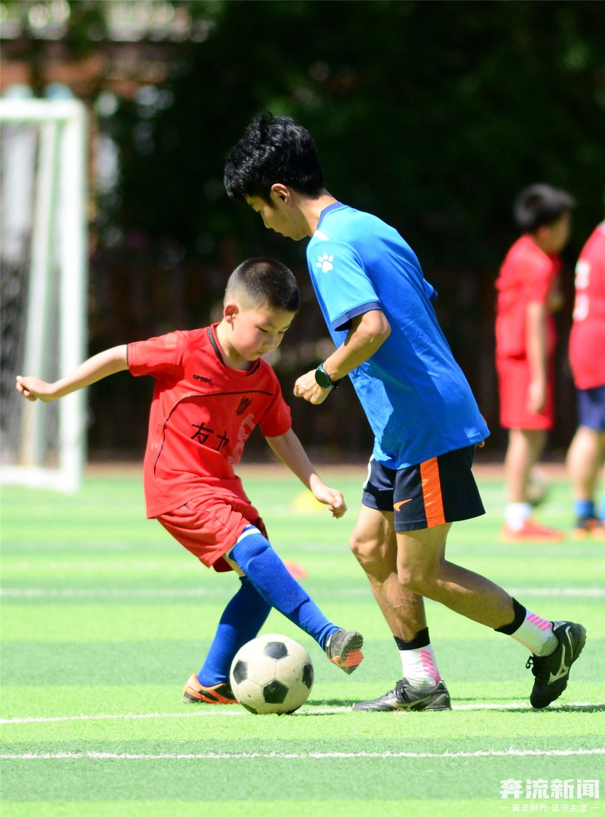 活力四射的足球儿童,乐享双减阳光体育趣味赛