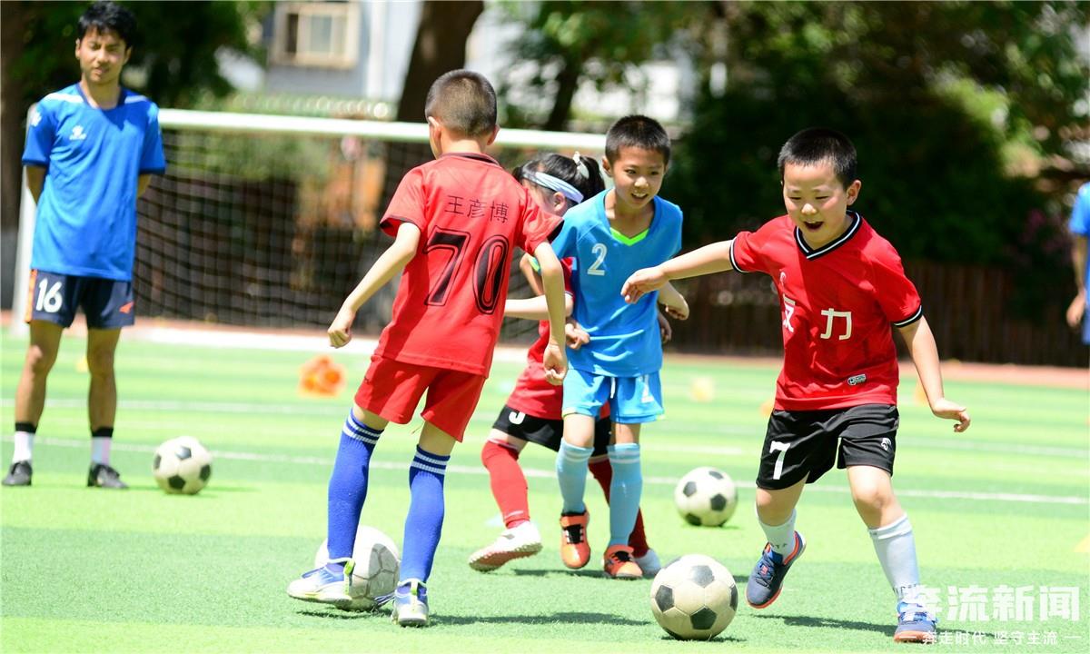 活力四射的足球儿童,乐享双减阳光体育趣味赛