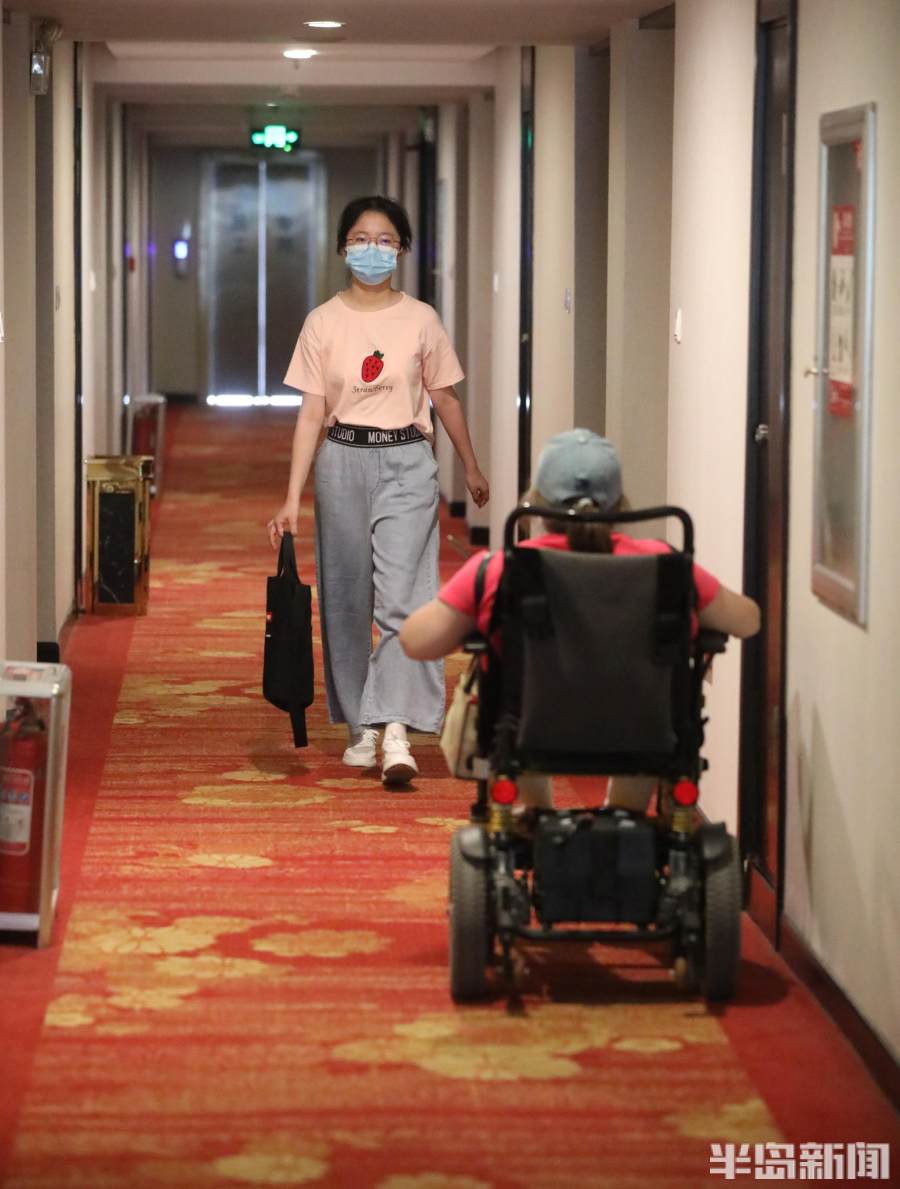 青岛一六旬母亲坐轮椅送考,一位母亲送准考证的感人片段