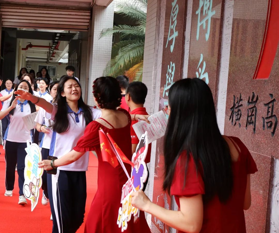 高考圆满结束高清大图,高考那些催人泪下的场景