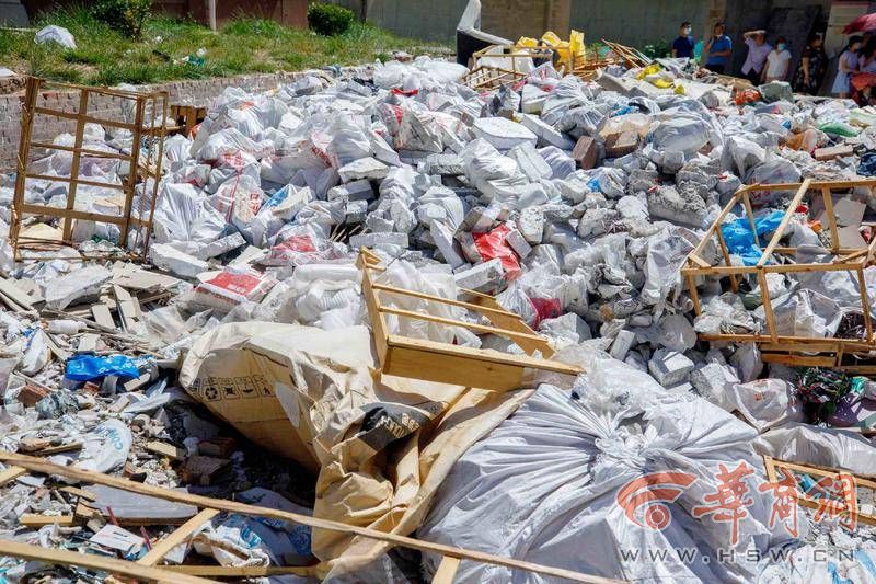 中环国际城南区小区居民楼旁长期堆积建筑垃圾业主担心火灾隐患