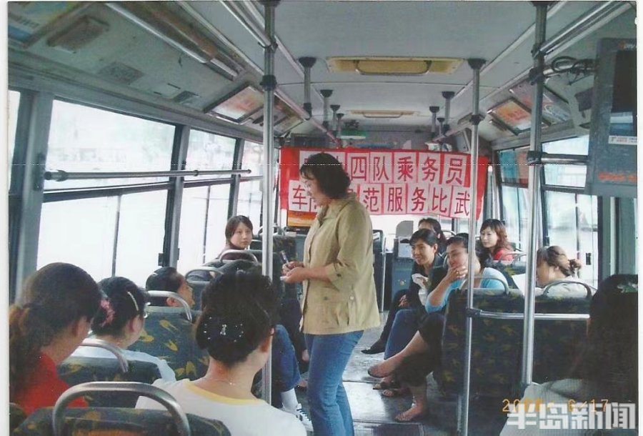 青岛这条繁华大道，因香港回归得名！104路公交线行驶25年见证沿线发展变迁