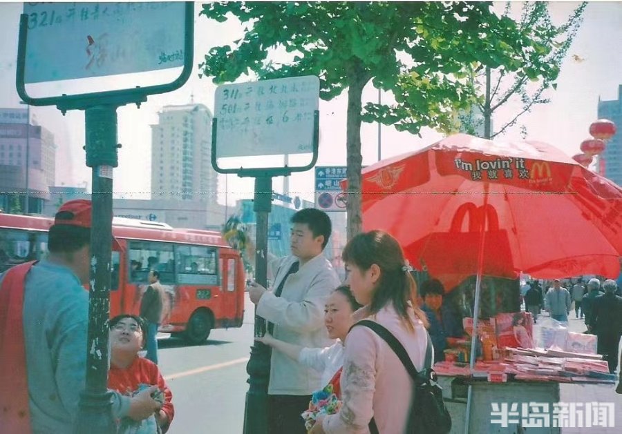 青岛这条繁华大道，因香港回归得名！104路公交线行驶25年见证沿线发展变迁