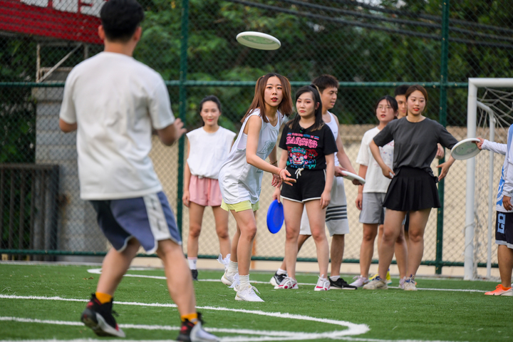 探访夏日新兴运动之——从小众到网红的飞盘