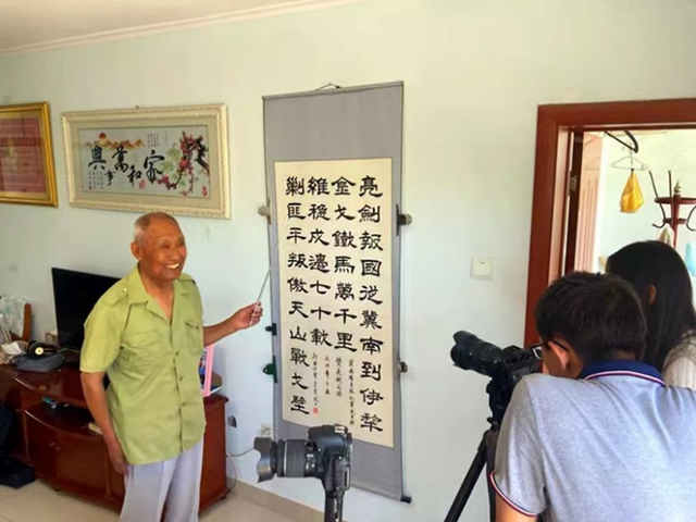 发挥专业特长，上大*疆新**学子拍摄纪录片记录兵团动人往事