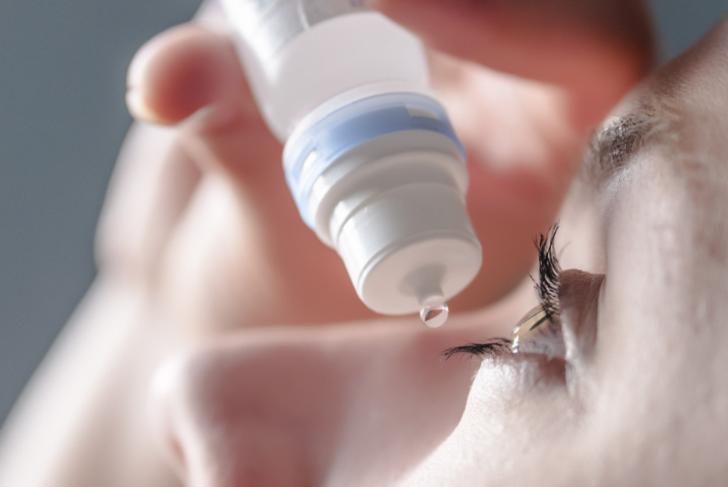 已公告停止网售，仍有人顶风作案！没处方也能买兴齐眼药的滴眼液，代购：提供姓名身份证号即可