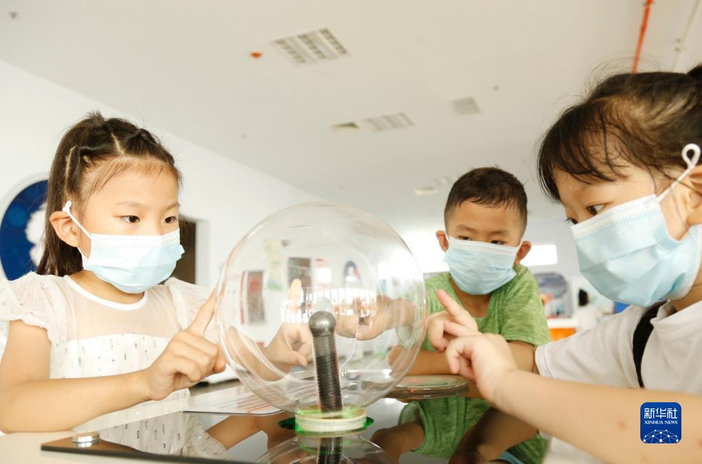 缤纷暑假主题绘画,缤纷暑假绘画简单漂亮