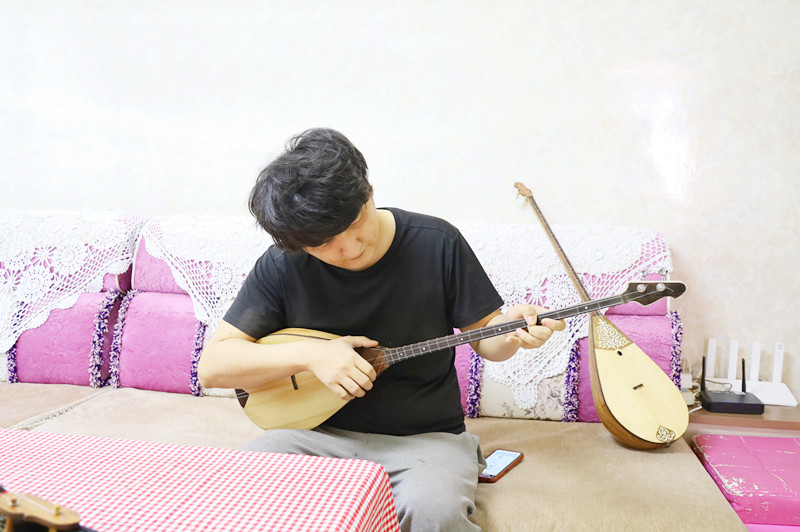 阿勒泰冬不拉制作,冬不拉制作者