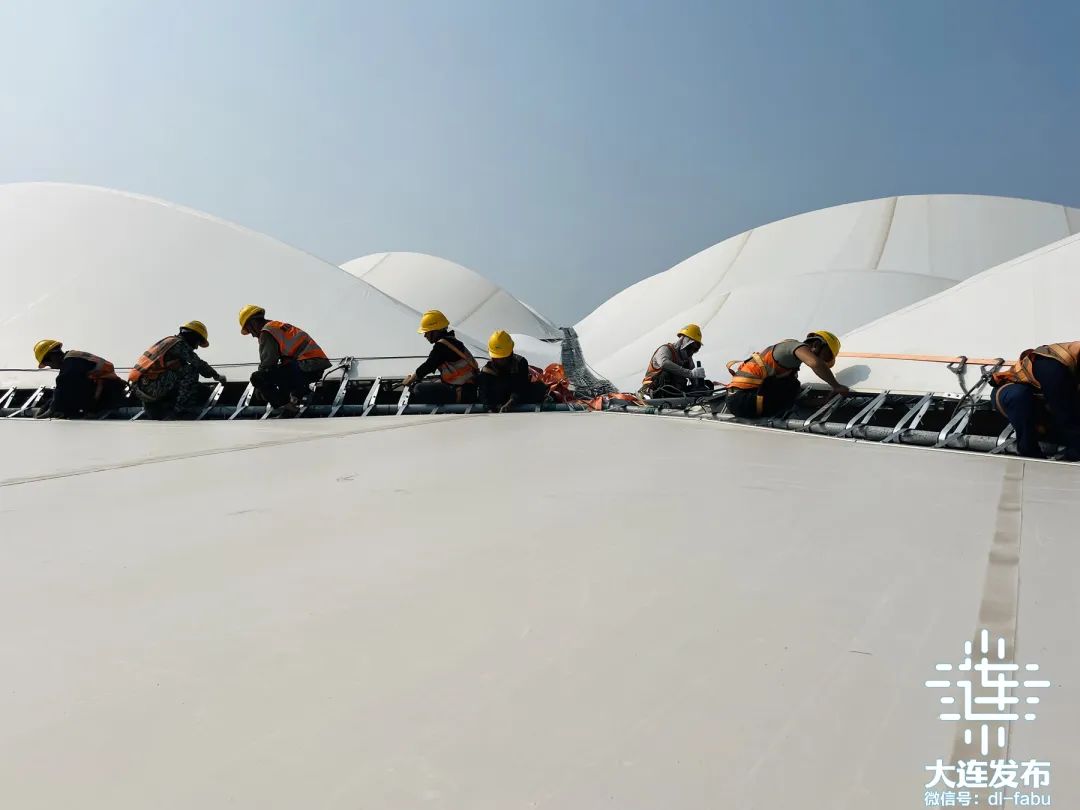 大连梭鱼湾足球场屋顶,大连梭鱼湾足球场炫酷灯光