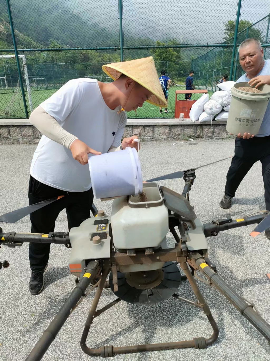 浮山首次飞播造林！无人机两天“绿化”255亩，十余个树种“安家落户”