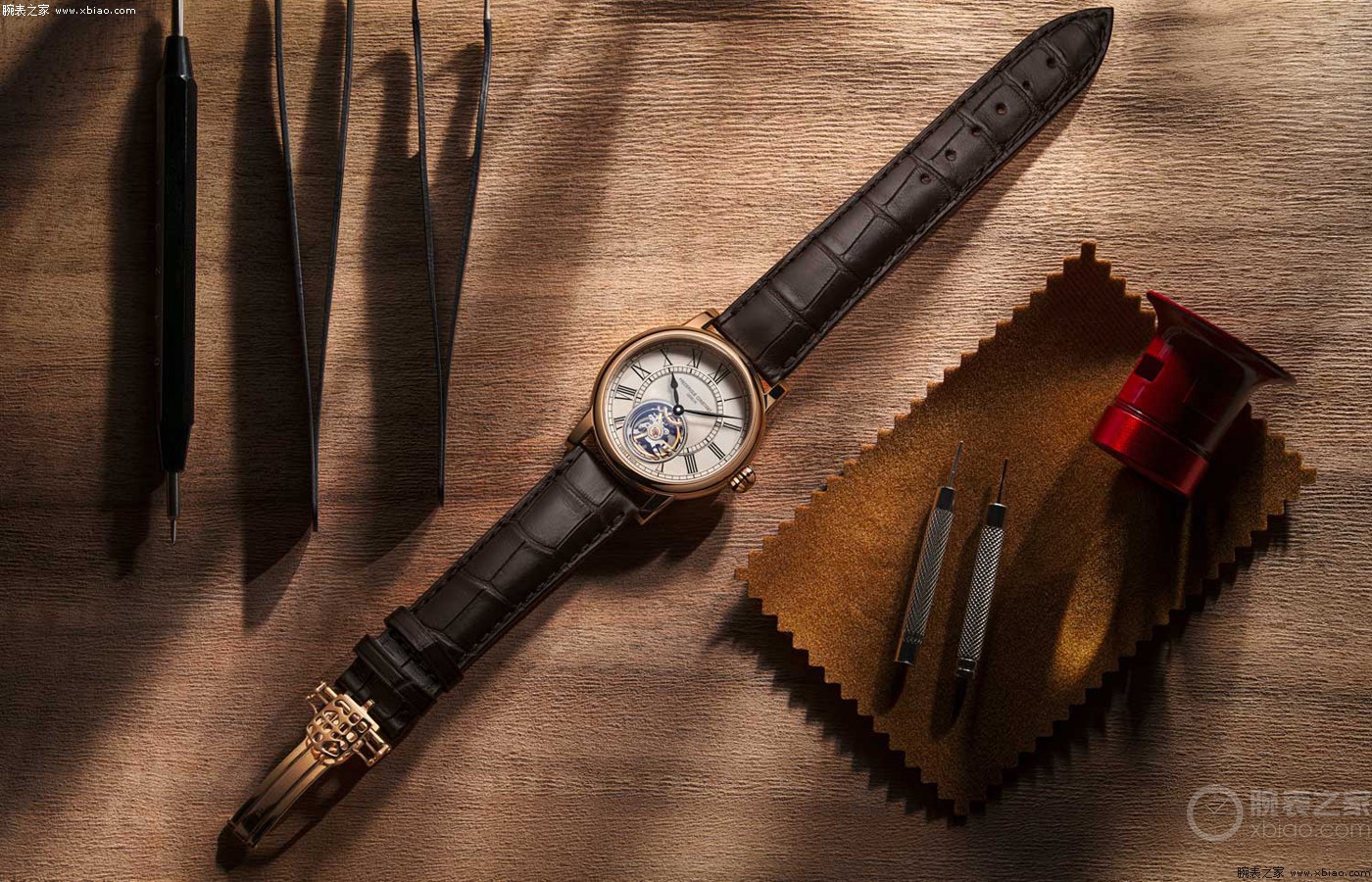 康斯登百年典雅和自家机芯,康斯登全球首支3.0智能腕表