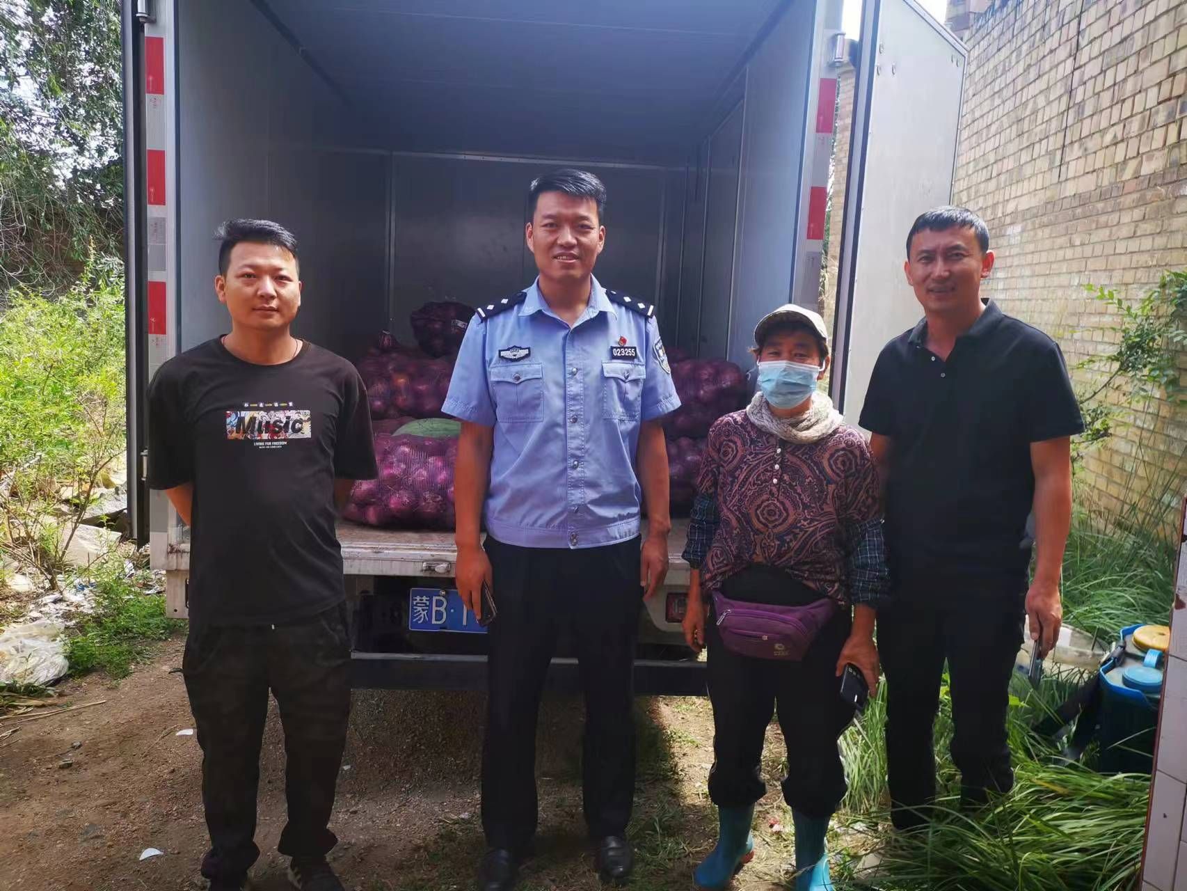 帮助农民推销滞销洋葱5万余斤民警化身“推销小能手”