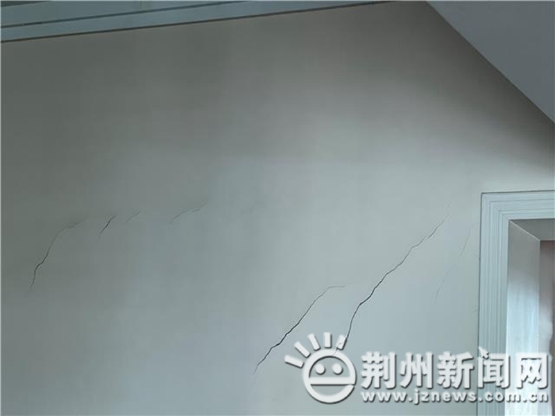 老旧小区房屋楼顶漏水谁承担责任,老旧小区顶楼住户外墙漏水谁负责