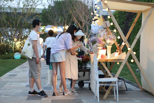 听“*月天五**”、逛集市……光是湖岸就很美，首届「白鹭生活节」圆满落幕