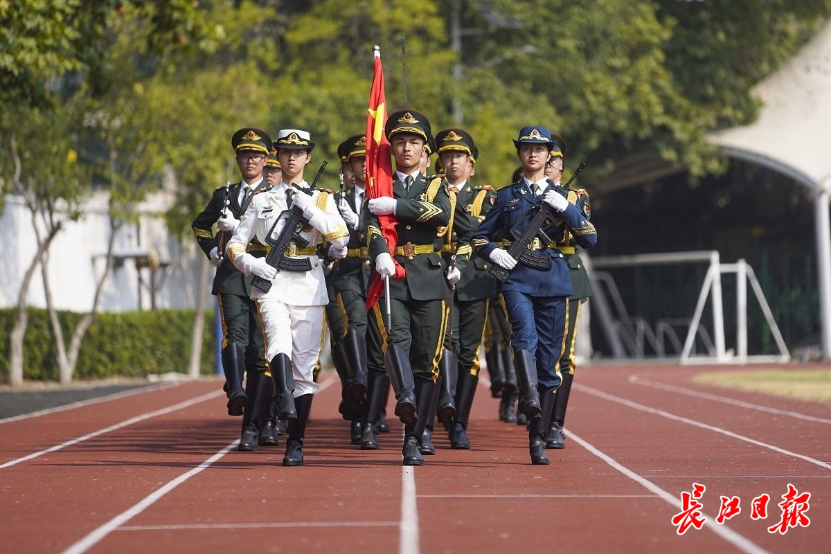 国旗护卫队全体官兵祝福祖国,东湖中学国旗护卫队