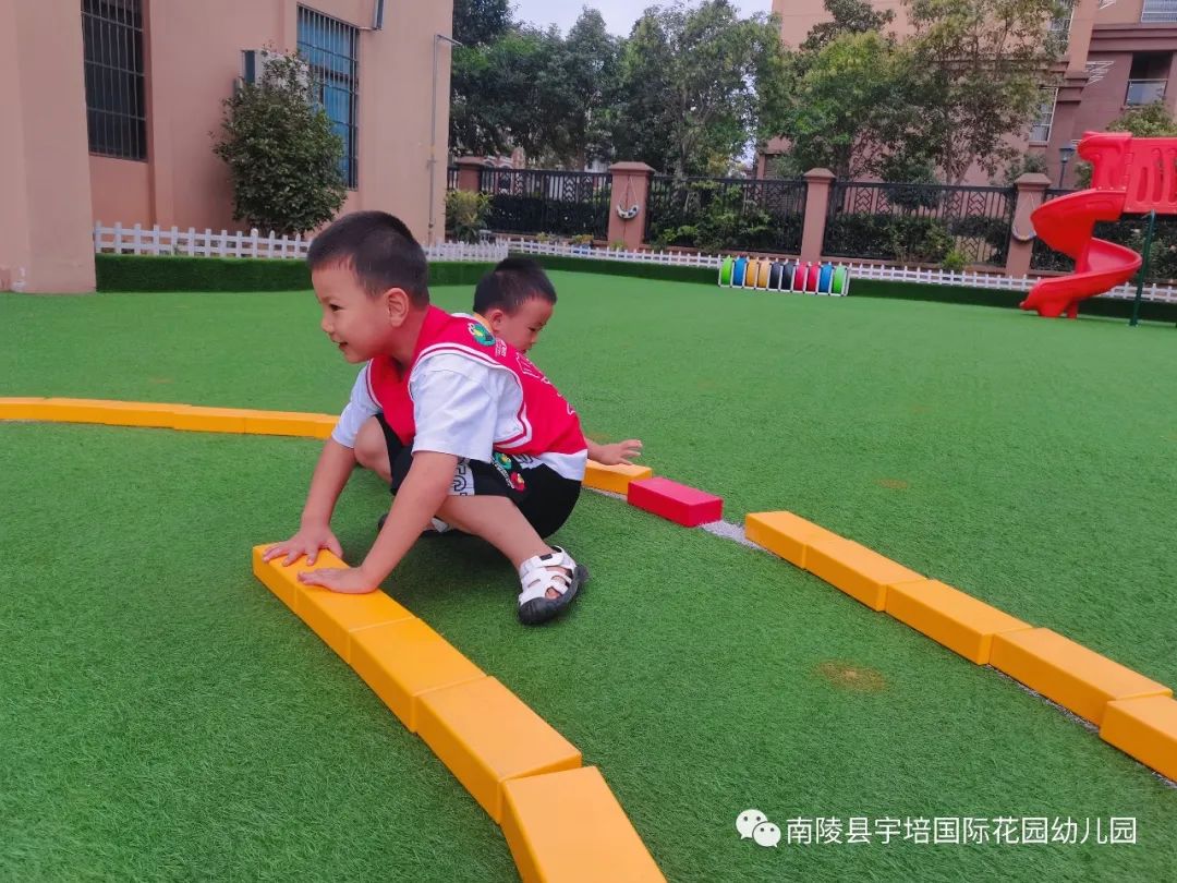 点赞他们在危急时刻挺身而出,点赞他们在烈日下的坚守