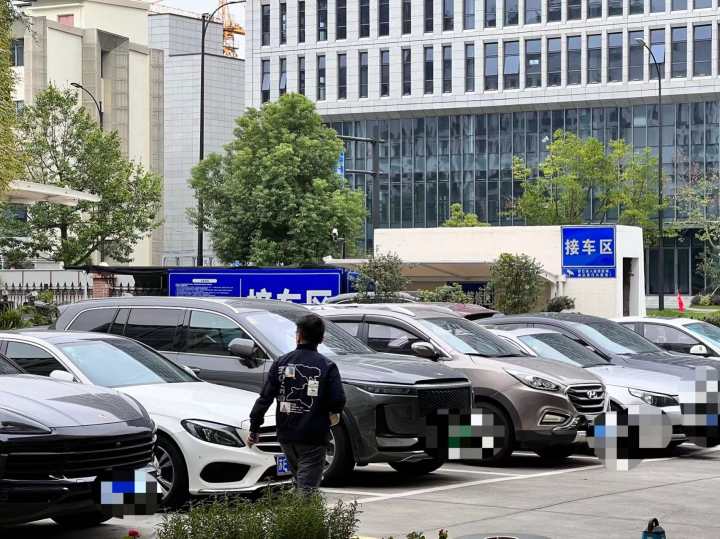 车检新举正式实施，私家车检验周期放宽，杭州车主很省心：钥匙一交喝喝茶就能办好