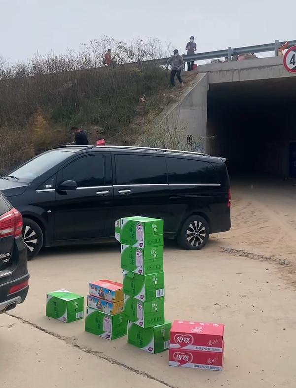 徒步回家的富士康员工脚都磨破了,富士康员工徒步返乡脚磨破