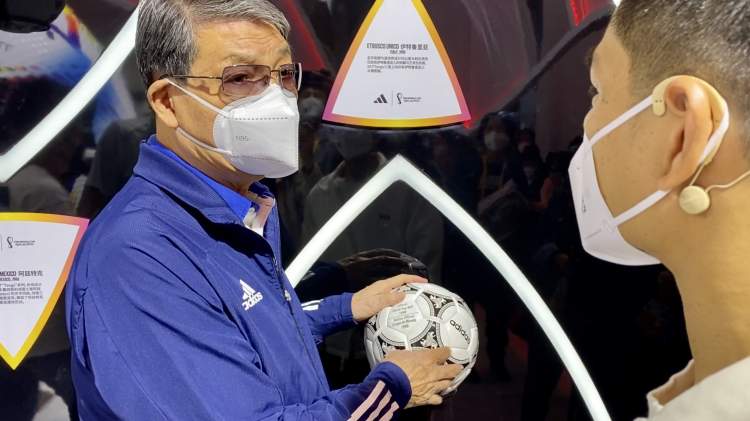 逐梦世界杯、动见新未来，阿迪达斯邀徐根宝范志毅开启巅峰对话|进博进行时