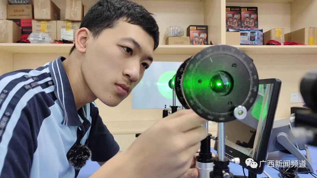 蒋岱兵钦州,广西蒋岱兵在澳小伙获物理大奖