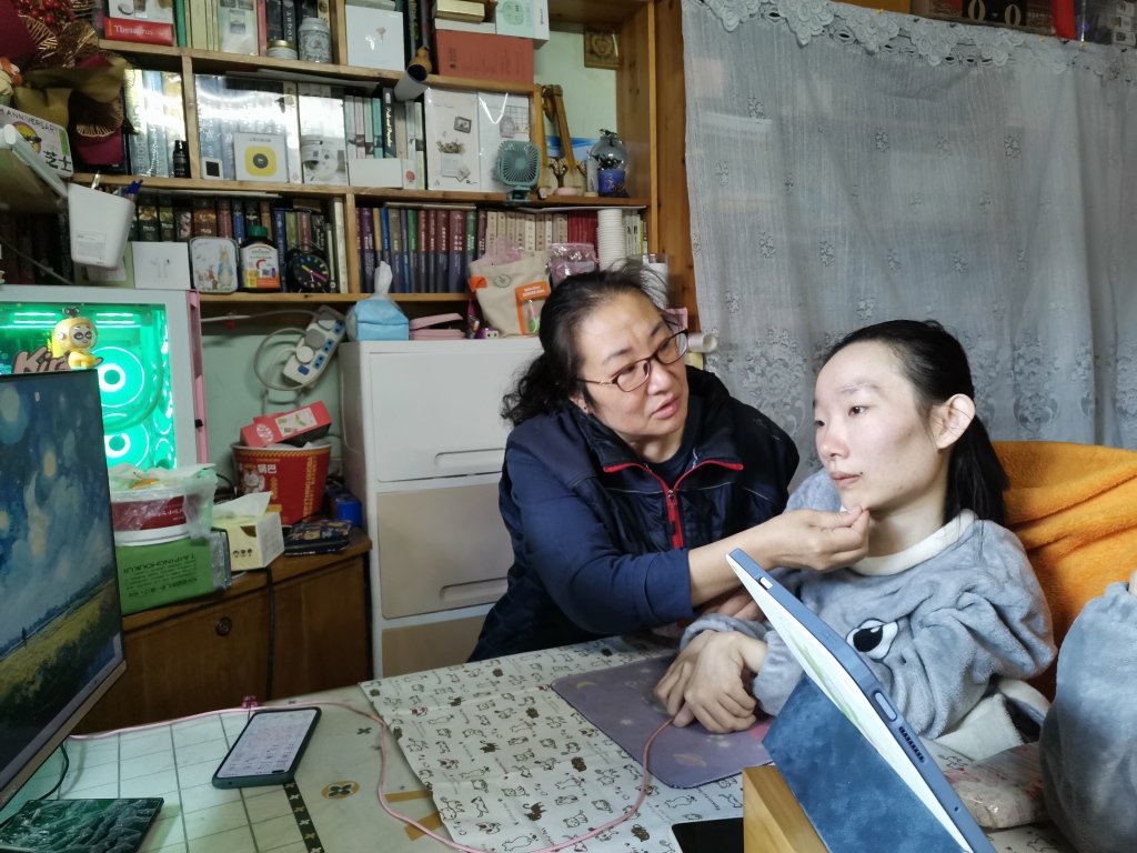 请大家帮帮这个可怜的家庭,家人得了渐冻症你们怎样面对