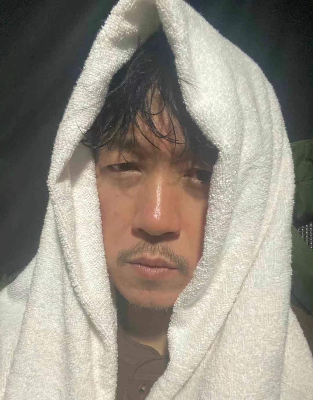 潘粤明公开牵手不避嫌,潘粤明深夜晒图