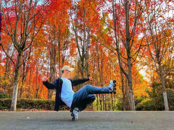 他的一个轮滑挑战动作，得到了“一呼百应”