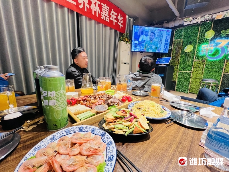 边吃烧烤边看球赛,边吃边看球赛