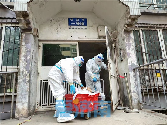 “大白”化身配送员济南各区县全力保障百姓“柴米油盐”充足