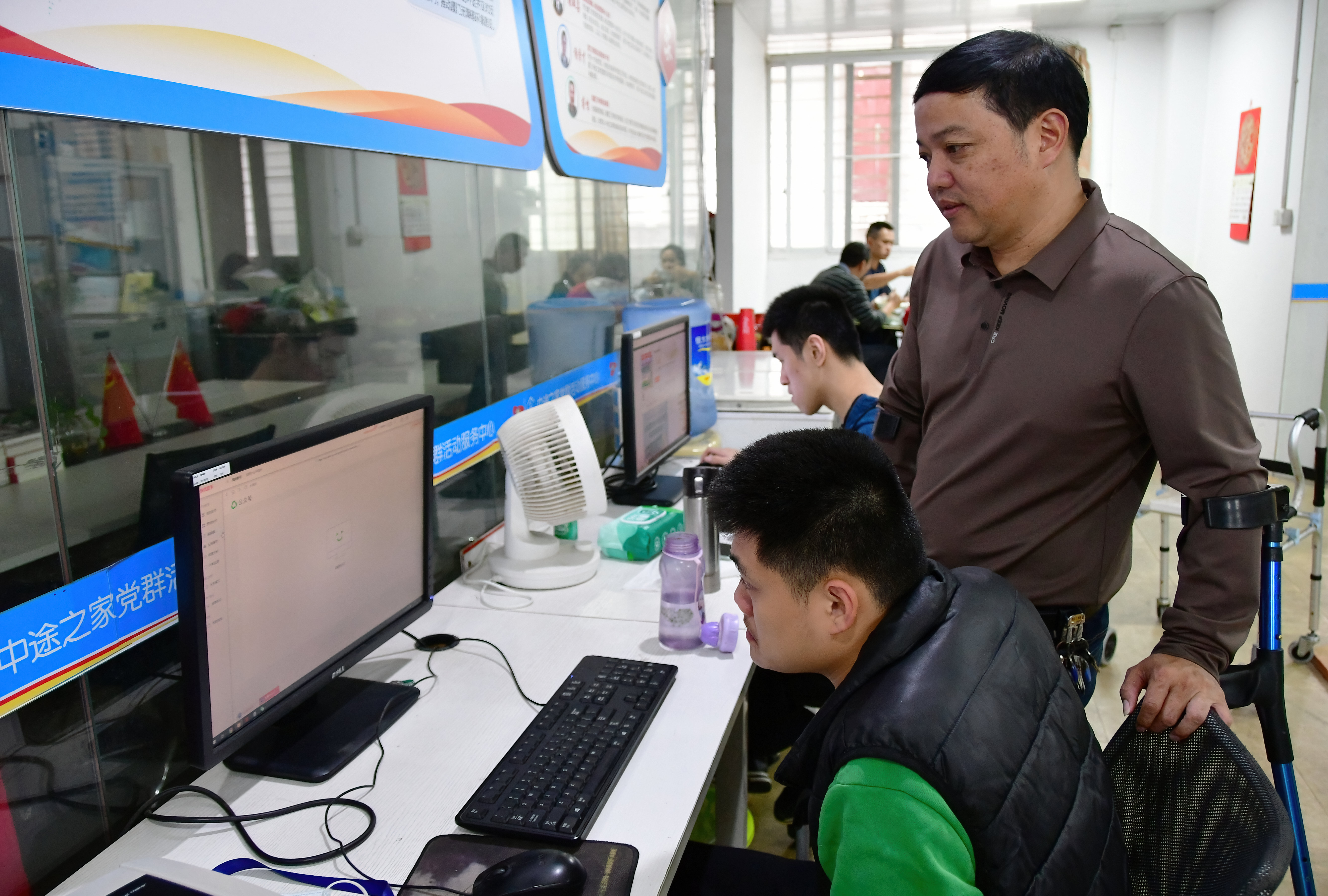 （图片故事）“轮椅跑者”谢启明：用双手“跑”出人生自信